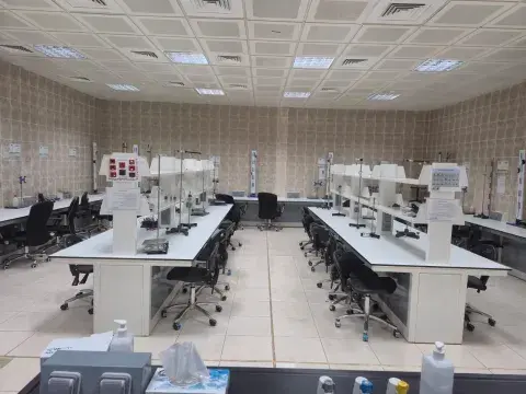 معامل الفيزياء بالكلية التطبيقية