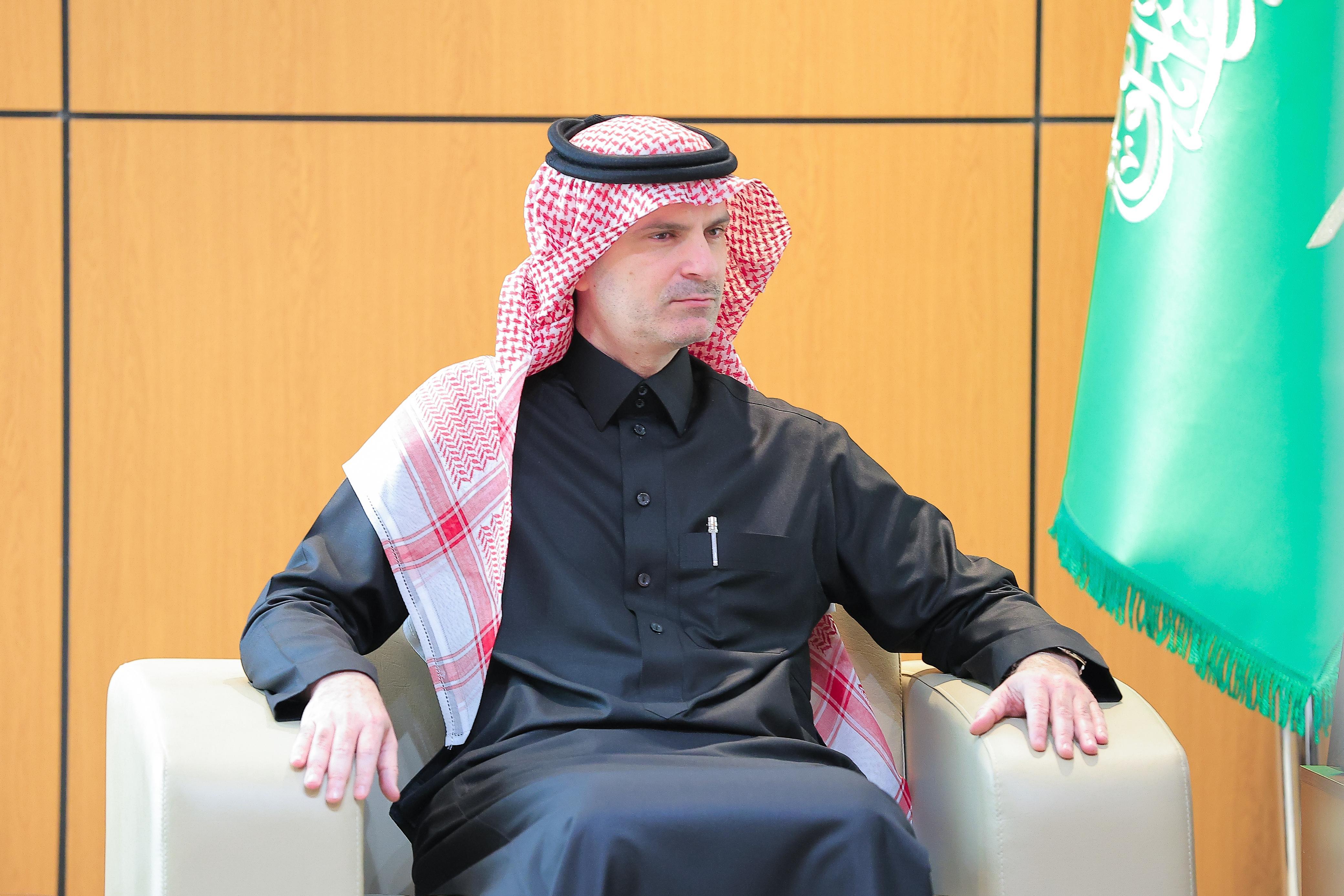رئيس جامعة الجوف، أ.د. محمد بن عبد الله الشايع، يلتقي مع ممثلي صندوق تنمية الموارد البشرية "هدف" لبحث أوجه التعاون والاستفادة من مبادرات وبرامج الصندوق المتنوعة التي تسهم في دعم الطلاب والخريجين وتأهيلهم لسوق العمل رئيس جامعة الجوف، أ.د. محمد بن عبد الله الشايع، يلتقي مع ممثلي صندوق تنمية الموارد البشرية "هدف" لبحث أوجه التعاون والاستفادة من مبادرات وبرامج الصندوق المتنوعة التي تسهم في دعم الطلاب والخريجين وتأهيلهم لسوق العمل