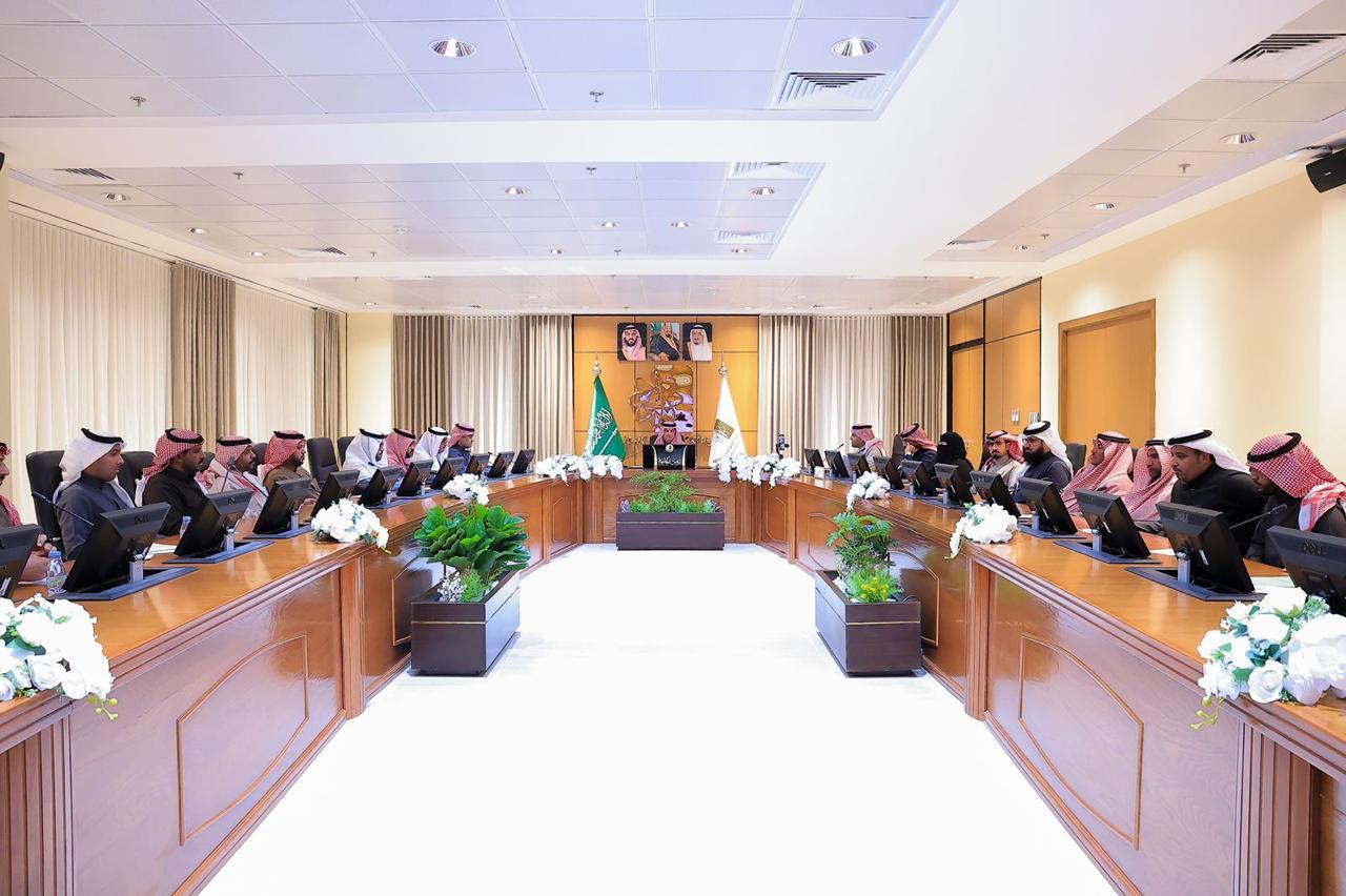 His Excellency the University' President, Prof. Mohammed bin Abdullah Al-Shaya, Meets with Members of the Advisory Council for Administrative Staff to Discuss the Means of Developing the Environmental Work and Improving the Institutional Performance. His Excellency the University' President, Prof. Mohammed bin Abdullah Al-Shaya, Meets with Members of the Advisory Council for Administrative Staff to Discuss the Means of Developing the Environmental Work and Improving the Institutional Performance.
