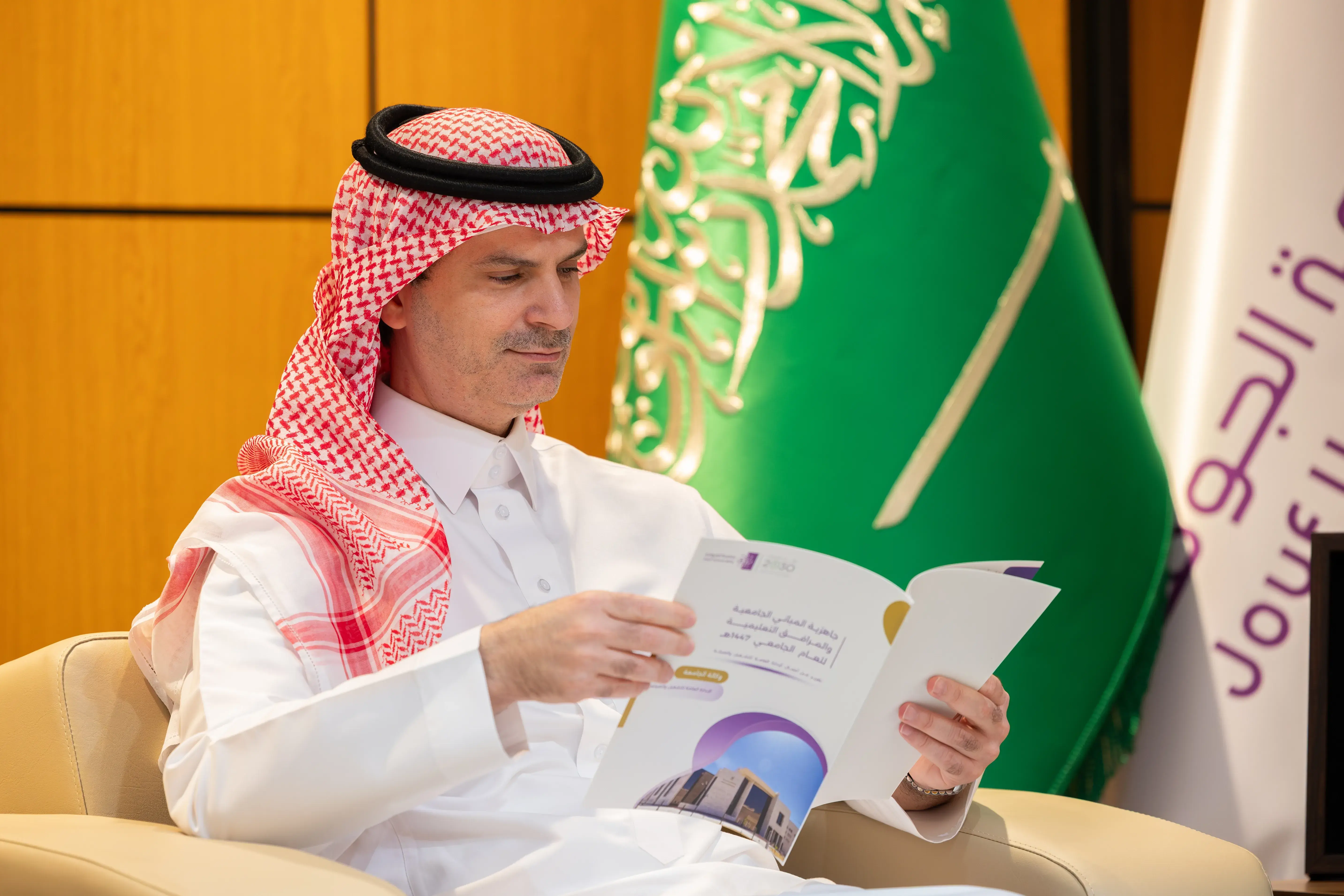 رئيس الجامعة رئيس الجامعة أ.د محمد بن عبد الله الشايع يطلع على تقرير الإدارة العامة للتشغيل والصيانة