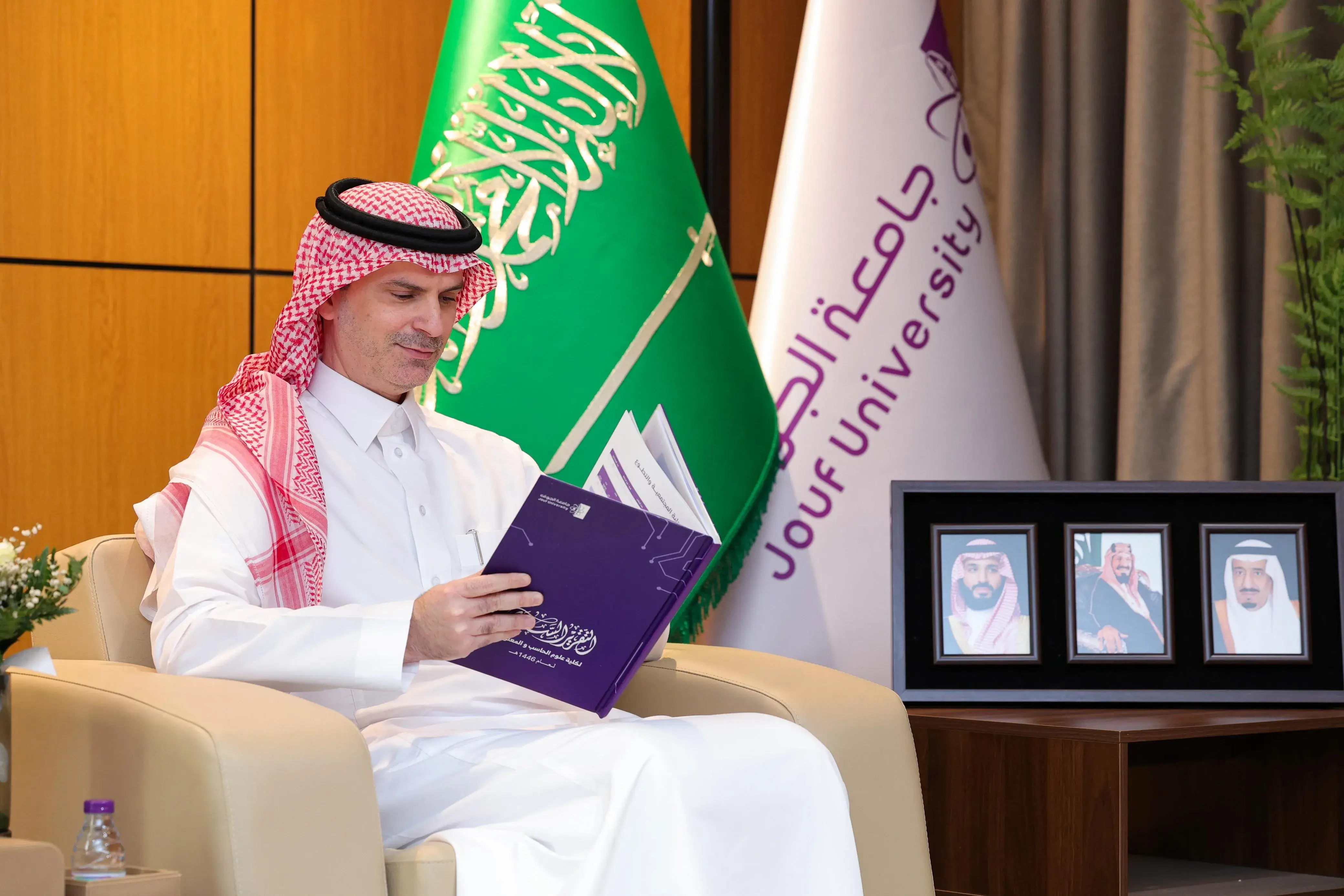رئيس الجامعة يستقبل عميدة كلية الحاسب والمعلومات رئيس الجامعة يستقبل عميدة كلية الحاسب والمعلومات