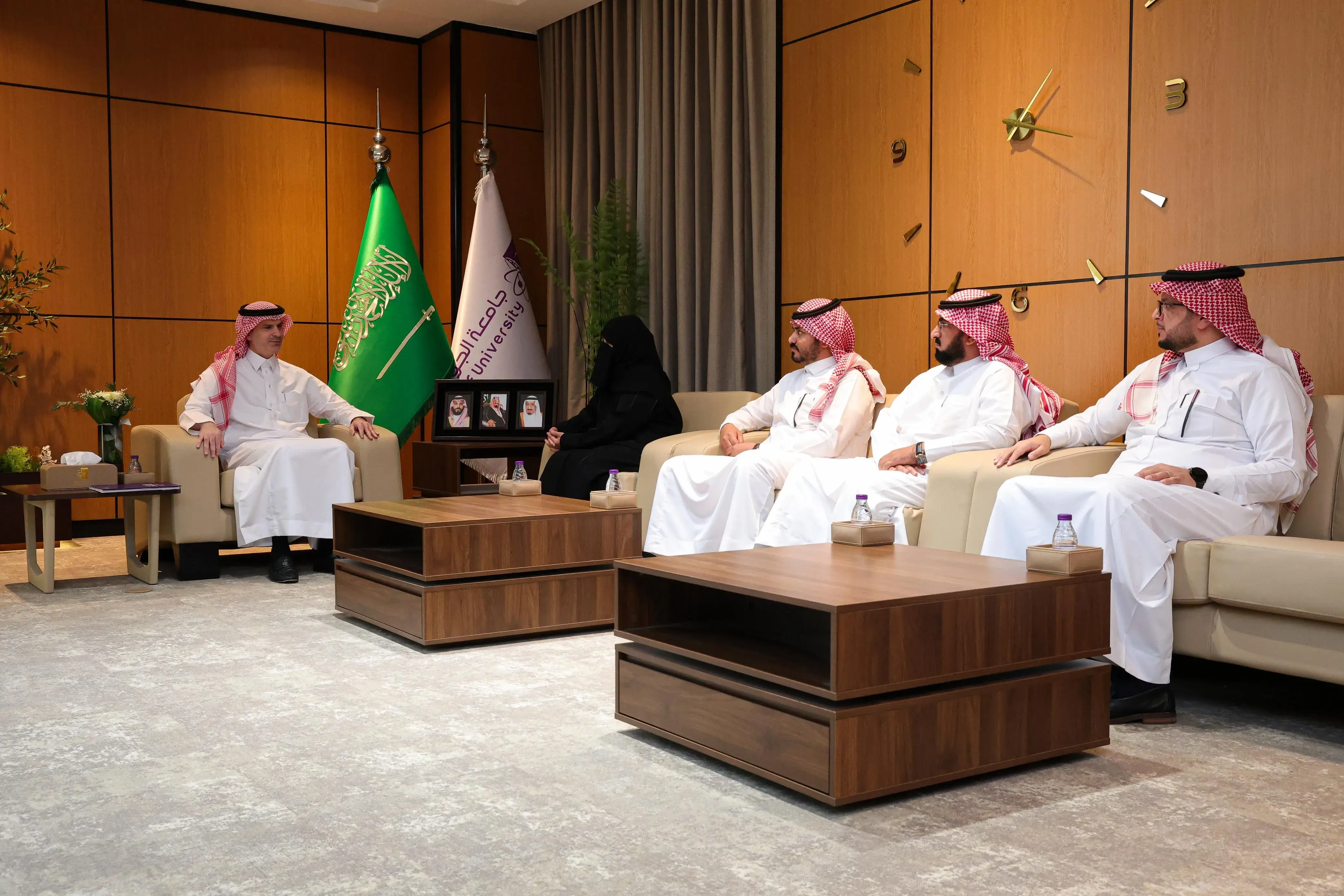 رئيس الجامعة يستقبل عميدة كلية الحاسب والمعلومات رئيس الجامعة يستقبل عميدة كلية الحاسب والمعلومات