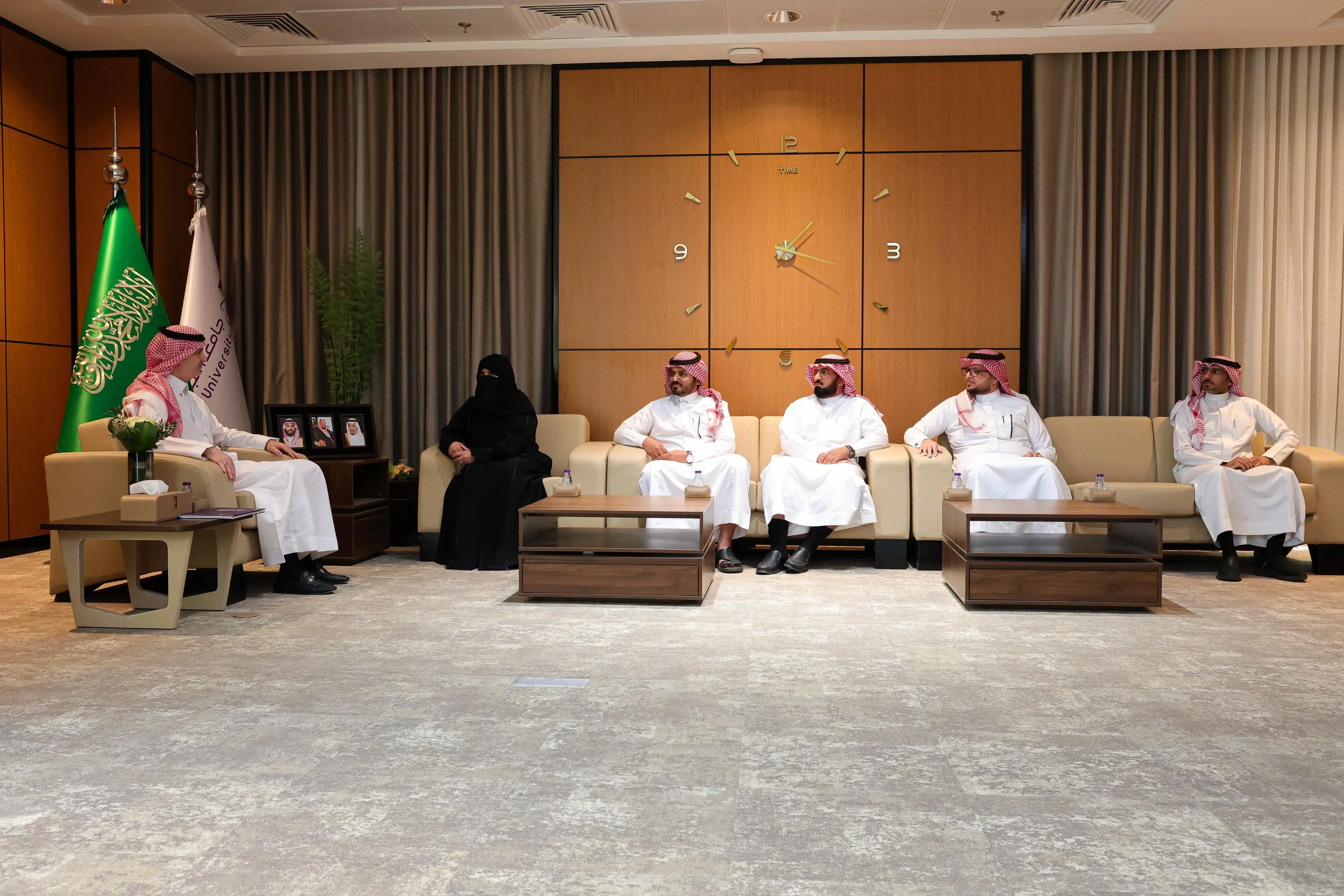رئيس الجامعة يستقبل عميدة كلية الحاسب والمعلومات رئيس الجامعة يستقبل عميدة كلية الحاسب والمعلومات